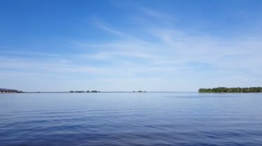 Renkli ilkbahar yaz güzel bulutlar gökyüzünde, dinamik sahne, 4 k video ile nehir manzara.