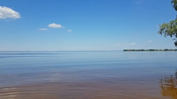 Paysage estival printanier coloré sur la rivière avec de beaux nuages dans le ciel, scène dynamique, vidéo 4k .