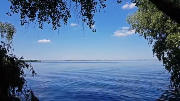 Bunte Frühlingssommerlandschaft Fluss Mit Schönen Wolken Himmel Dynamische Szene Video — Stockvideo