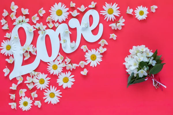 Weiße Buchstaben Die Wortliebe Bilden Geschrieben Mit Kamillenblüten Und Jasminstrauß — Stockfoto