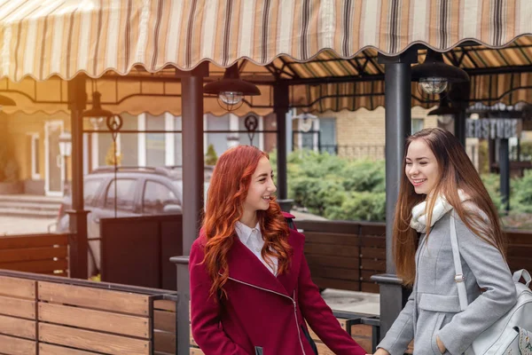 Дві Жінки Підлітки Обіймаються Міському Вуличному Кафе — стокове фото