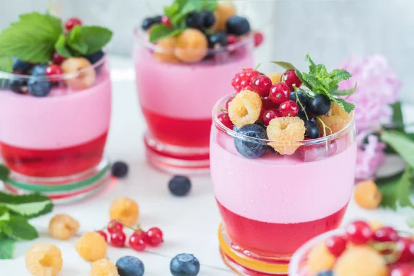 Multivitamínico Verão Berry Deliciosa Panacotta Comida Doce Com Framboesas Mirtilos — Fotografia de Stock