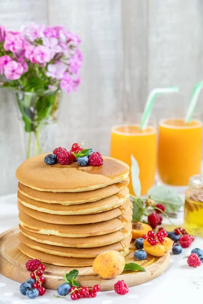 Panquecas Deliciosas Frescas Com Framboesas Verão Mirtilos Groselhas Vermelhas Damasco — Fotografia de Stock