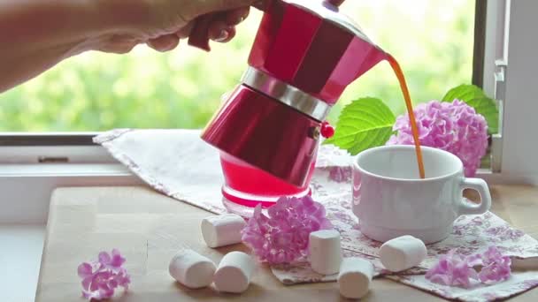 Primer Plano Mujer Vertiendo Café Caliente Taza Blanca Alféizar Ventana — Vídeo de stock