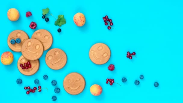 Detener Movimiento Fondo Alimentos Deliciosos Mini Panqueques Sonrisa Con Bayas — Vídeo de stock