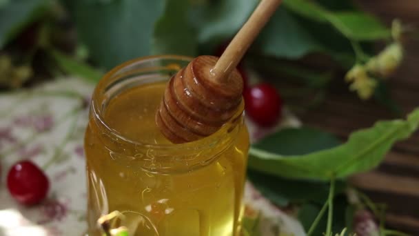 Open Glass Jar Liquid Honey Honey Dipper Bunch Linden Flowers — Stock Video