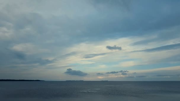 Bunte Frühlingssommerlandschaft Fluss Mit Schönen Wolken Himmel Abends Aufnahmen Aus — Stockvideo