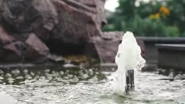 Écoulement de l'eau ou Shoot up, éclaboussure de la fontaine. Pression d'eau. Fontaine dans le parc d'été. Éclaboussures fontaine. Vaporisateur puissant d'eau de fontaine, gros plan .