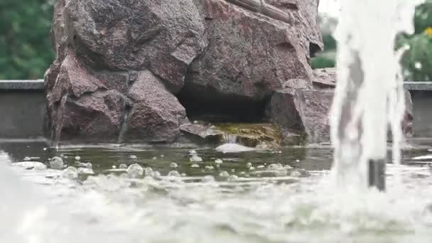 水流乱扔或射出 喷泉飞溅 喷泉在夏日公园 飞溅的小溪喷泉 强喷水 — 图库视频影像