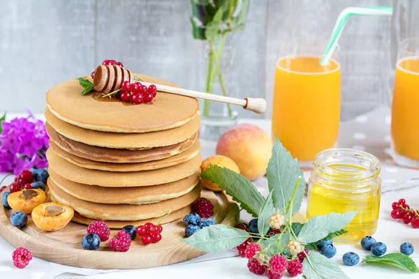 Panquecas Deliciosas Frescas Com Framboesas Verão Mirtilos Groselhas Vermelhas Damasco — Fotografia de Stock