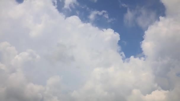 快速移动的云彩 白云在蓝天上空奔跑 时间流逝 暴风云举起 露出明亮的白色蓬松的大质量在蓝天中形成 — 图库视频影像