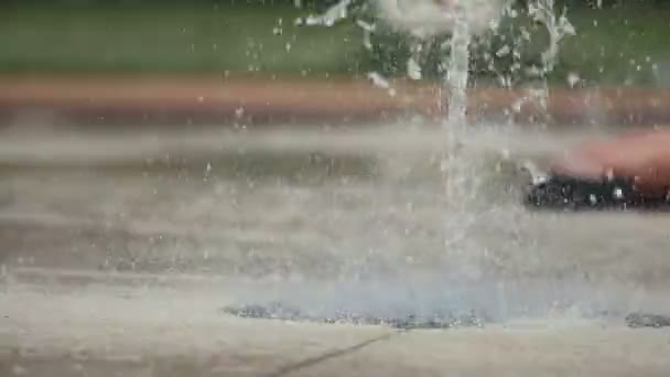 Gros Plan Des Pieds Enfant Jouant Courant Travers Fontaine Dans — Video