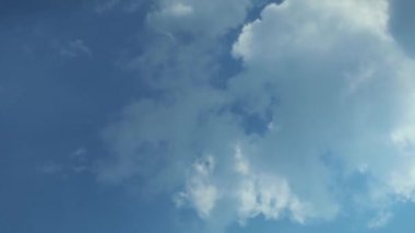 Bulutlar, beyaz bulutlar üzerinde mavi gökyüzü çalıştıran hareketli hızlı. Zaman atlamalı, fırtına bulutları Asansör, ortaya parlak beyaz kabarık kitle mavi gökyüzünde şekillendirme.