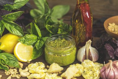 Taze ev yapımı pesto sos yakın çekim ve gıda katkı maddeleri pesto yapmak için. Alan, tonda ve işleme fotoğraf sığ derinliği.