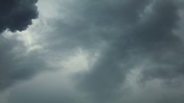 Γρήγορη Μετακίνηση Σύννεφα Άσπρα Σύννεφα Που Τρέχει Πάνω Από Γαλάζιο — Αρχείο Βίντεο