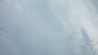 Bulutlar, beyaz bulutlar üzerinde mavi gökyüzü çalıştıran hareketli hızlı. Zaman atlamalı, fırtına bulutları Asansör, ortaya parlak beyaz kabarık kitle mavi gökyüzünde şekillendirme.