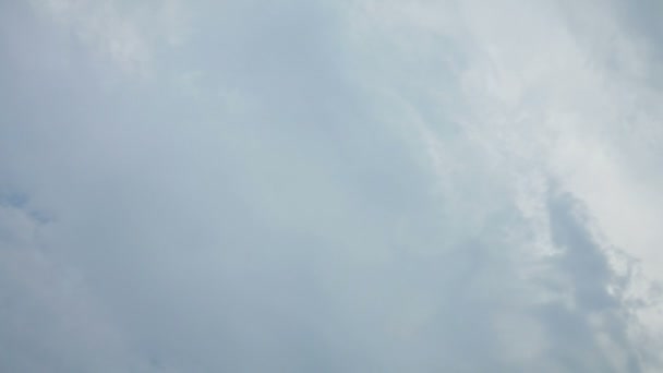 Nuages rapides, nuages blancs qui courent sur le ciel bleu. Time Lapse, soulèvement des nuages de tempête, révèlent une masse duveteuse blanche brillante se formant dans le ciel bleu .