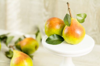 Çok sulu güzel inanılmaz güzel armut hafif ahşap backgrou üzerinde