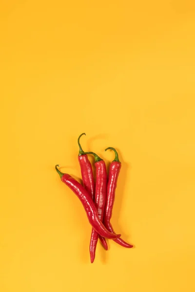 Dört Kırmızı Sıcak Biber Sarı Yüzeyi Güzel Minimalist Gıda Sanat — Stok fotoğraf