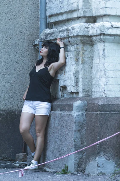 Şirin mutlu güzel seksi esmer erkek bir arka plan günbatımı zamanı zaman eski şehir binaların. Sığ derinlik-in tarla, boyama ve fotoğraf işleme.