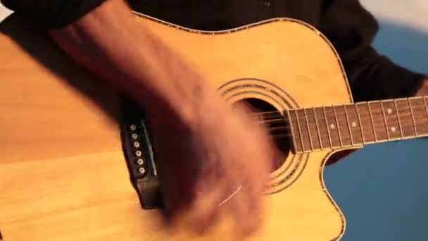 在声波吉他上演奏 乐器与吉他手 夜总会音乐家 — 图库视频影像