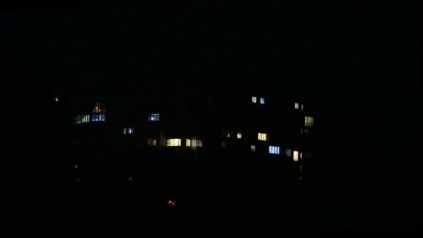 Façade avec de nombreuses fenêtres, extérieur d'un immeuble moderne la nuit, gros plan, faible profondeur du champ, 59,94 pi / s 