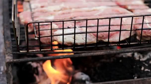 Gegrillte Schweinesteaks Auf Dem Grill Garten Frühling Nahaufnahme — Stockvideo