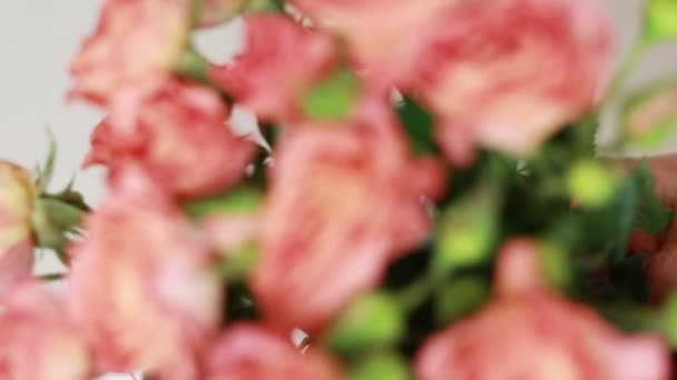 Mujer Pone Rosa Rosas Naranjas Ramo Sobre Mesa Madera Vacaciones — Vídeos de Stock