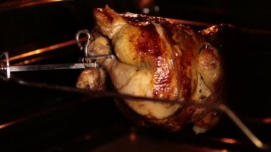 Kızarmış bütün tavuk et lokantası üzerinde yemek ızgara fırında çıkar ağzındaki baklayı. Usanmış tavuk ızgara öğesinin altında kavurucu sırasında döndürür. İç görünüm.