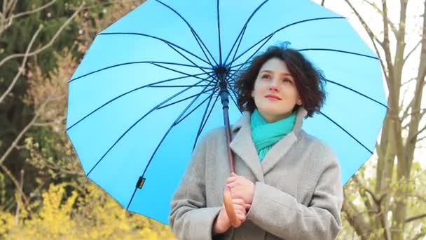 Uma Jovem Ruiva Bonita Com Guarda Chuva Azul Ponte Parque — Vídeo de Stock