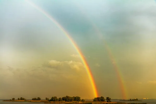 Gyönyörű Naplemente Folyó Mentén Egy Színes Rainbow Sziget Csodálatos Dupla — Stock Fotó