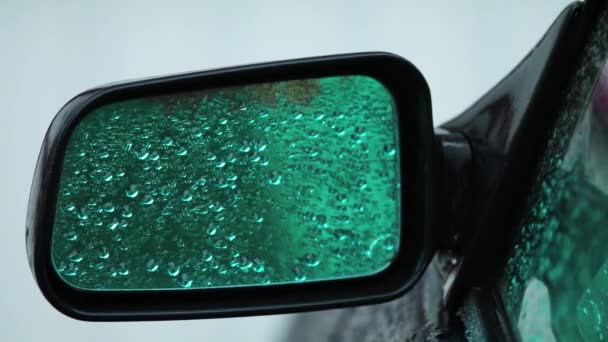 Coche Está Todo Mojado Por Lluvia Rocía Agua Espejo Retrovisor — Vídeos de Stock