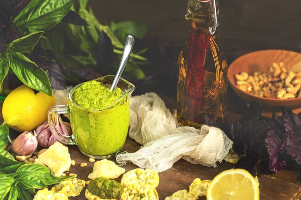 Taze ev yapımı pesto sos yakın çekim ve gıda katkı maddeleri pesto yapmak için. Alan, tonda ve işleme fotoğraf sığ derinliği
