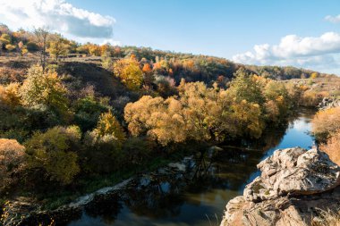 River Canyon güneşli sonbahar dayterrific görünümünde bir bulutlu sonbahar gününde müthiş manzara nehir kanyonun. Buky Canyon Ukrayna Hirs'kyi Tikych nehrinde.