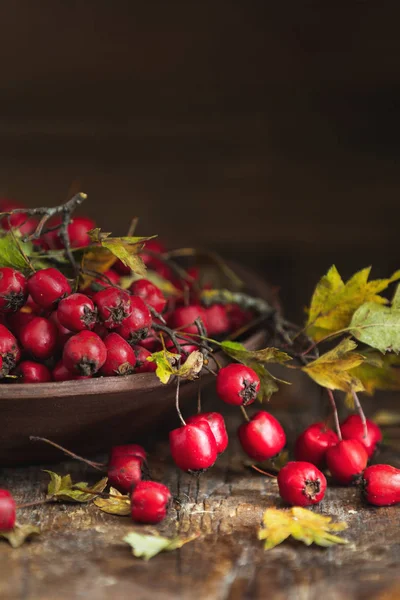 Podzimní Sklizeň Hawthorn Berry Listy Misce Dřevěný Stůl Pozadí Kopírovat — Stock fotografie