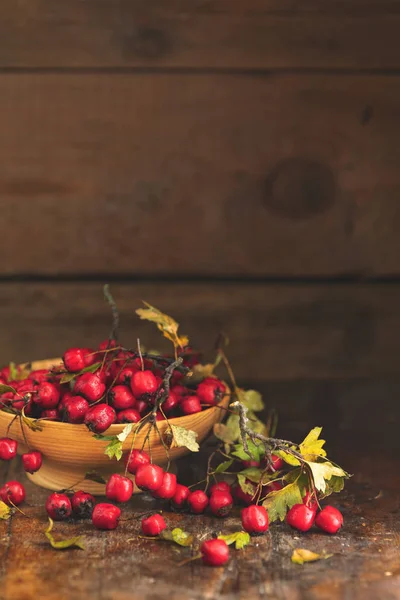 Podzimní Sklizeň Hawthorn Berry Listy Misce Dřevěný Stůl Pozadí Kopírovat — Stock fotografie