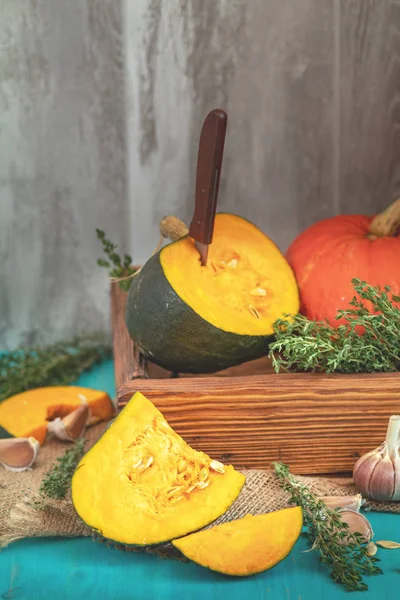 Зеленая Оранжевая Тыква Ингредиенты Вкусной Вегетарианской Кухни Светлой Деревянной Поверхности — стоковое фото
