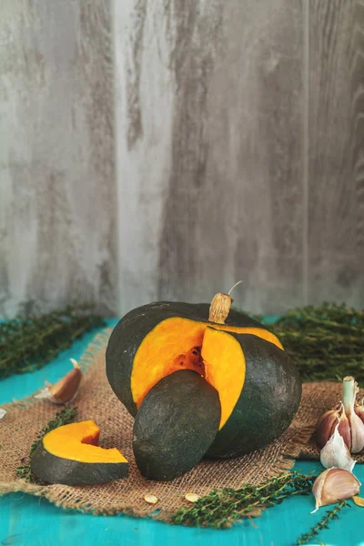 Groene Pompoen Ingrediënten Voor Lekker Vegetarisch Koken Licht Houten Oppervlak — Stockfoto