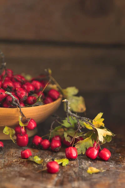 Podzimní Sklizeň Hawthorn Berry Listy Misce Dřevěný Stůl Pozadí Kopírovat — Stock fotografie