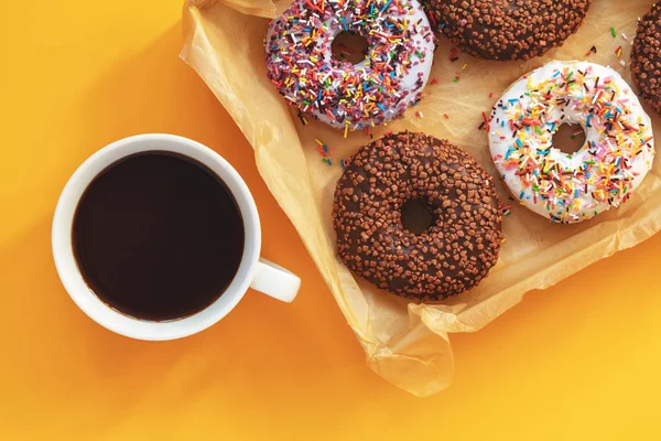 Heerlijke Geglazuurde Donuts Vak Kopje Koffie Het Gele Oppervlak Plat — Stockfoto