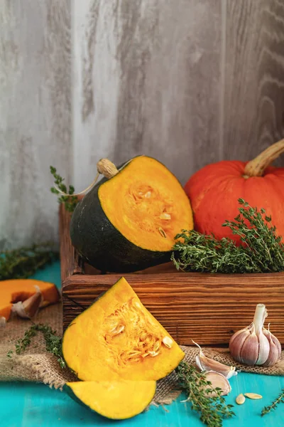 Abóbora Verde Laranja Ingredientes Para Culinária Vegetariana Saborosa Superfície Madeira — Fotografia de Stock