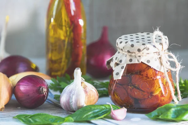 Sun Dried Tomatoes Glass Jar Onion Basil Leaves Garlic Cutting — Stock Photo, Image