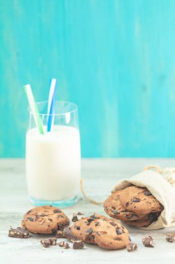 Lezzetli çikolata kurabiye ve süt masa lambası ve mavi arka plan ile Noel ve yeni yıl kompozisyon.