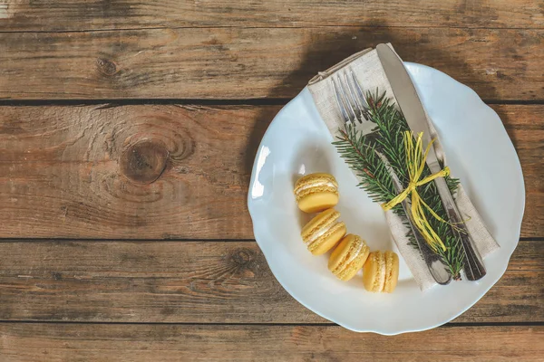Λευκό Άδειο Πιάτο Και Κίτρινο Λεμόνι Αμυγδαλωτό Έλατο Πιρούνι Και — Φωτογραφία Αρχείου