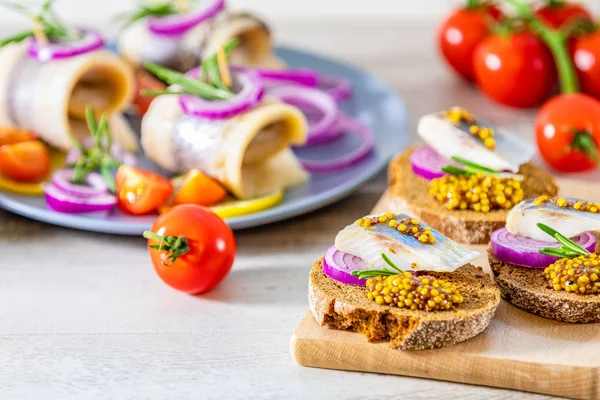 Sanduíche Com Pedaços Arenque Marinado Com Cebola Vermelha Mostarda Francesa — Fotografia de Stock
