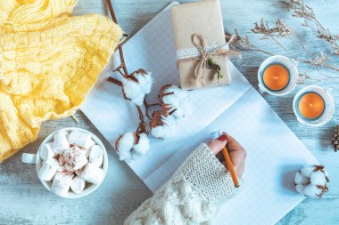 Not Defteri'nde, kahve, yazma kadın el gül ve sonbahar yaprağı kurumuş. Sonbahar Kış güzel arka plan, ev concept, kopya alanı rahat.