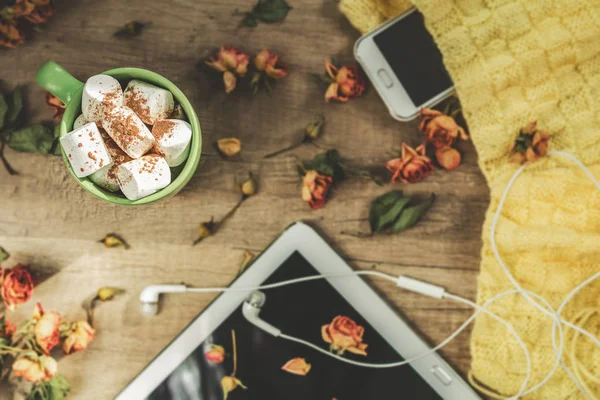 Kopje Koffie Met Marshmallow Witte Breien Van Wol Gedroogde Rozen — Stockfoto