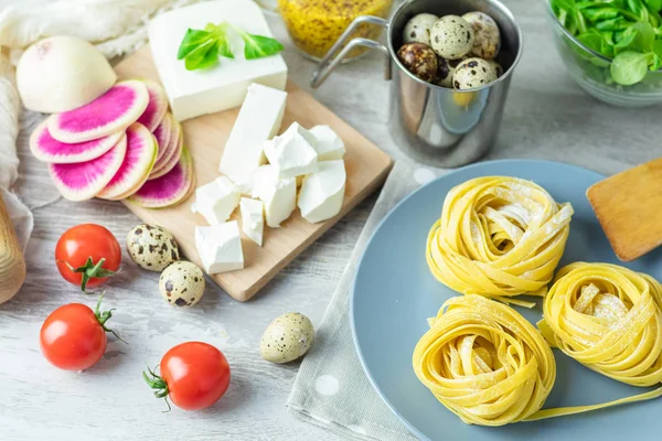 Nyers Házi Készítésű Olasz Tészta Tipikus Linguine Tésztával Lemez Fürjtojás — Stock Fotó