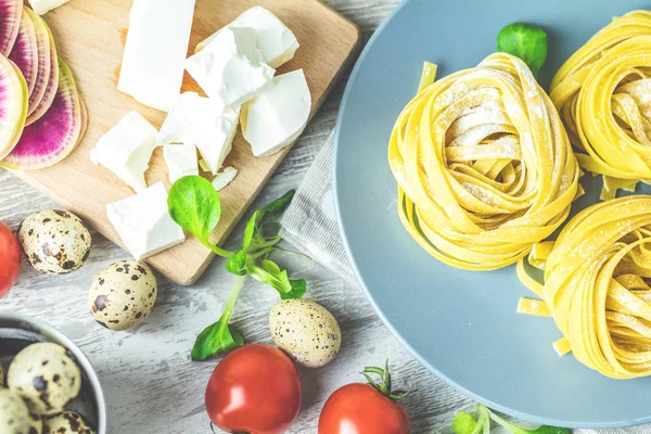 Raw Domácí Italské Typické Těstoviny Linguine Nudle Talíř Křepelčí Vejce — Stock fotografie