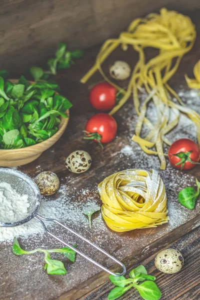 Ruwe Zelfgemaakte Italiaanse Typische Pasta Linguine Noedels Kwarteleitjes Groene Sla — Stockfoto